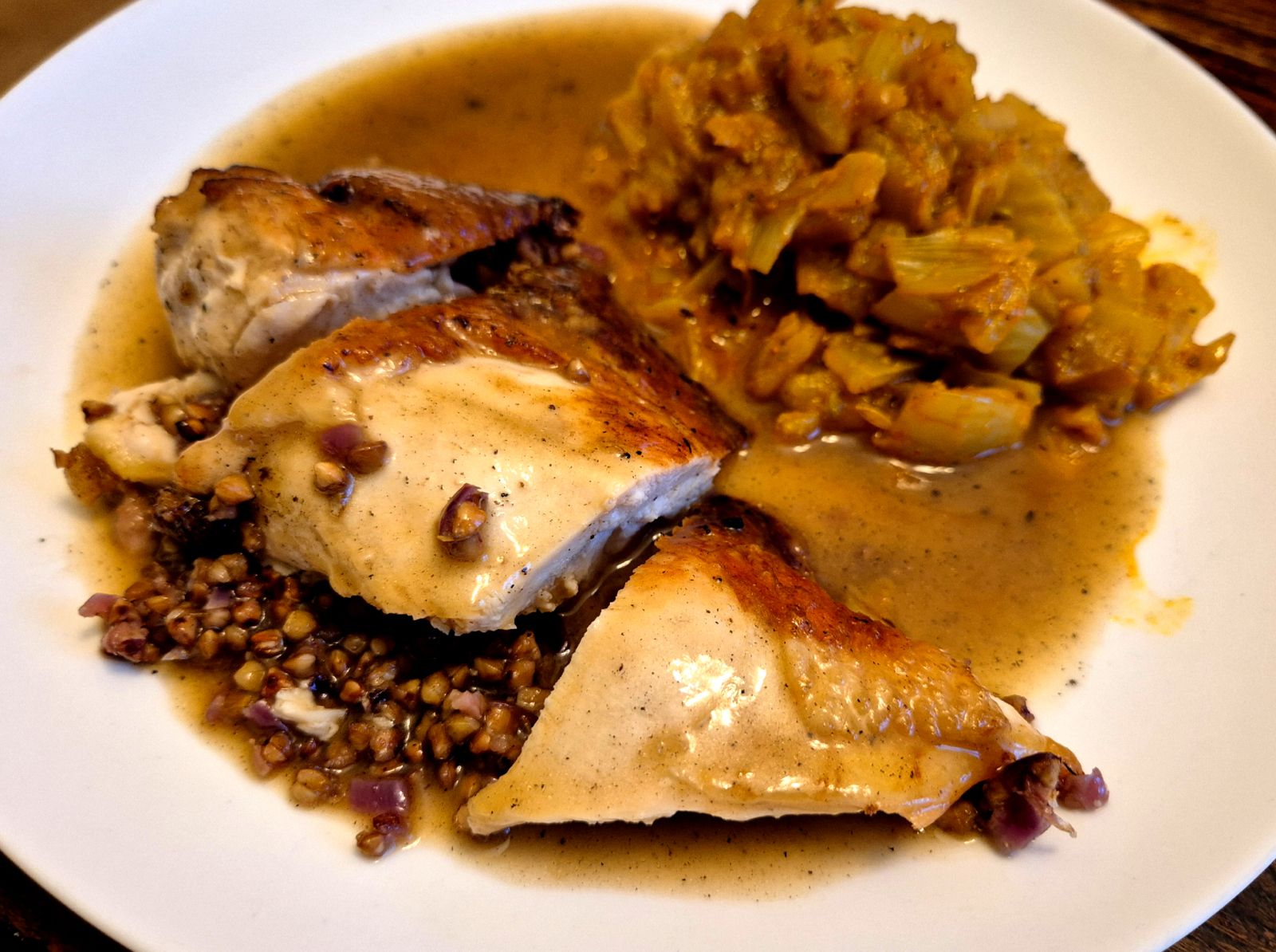 Volaille sur l'os au sarasin grillé