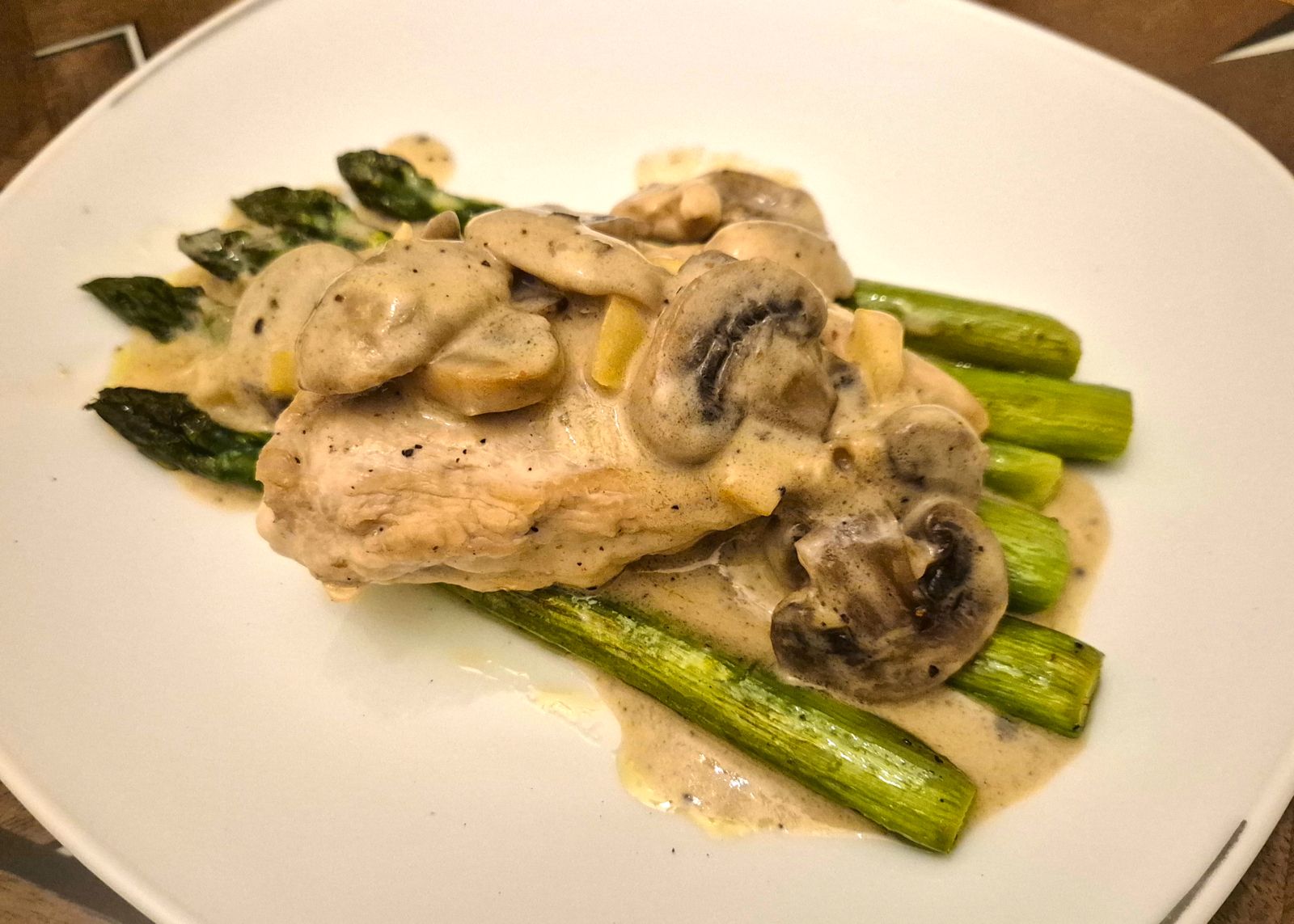 Suprêmes de poulet à la crème, asperges vertes et citron confit