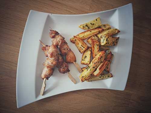 Brochettes de poulet marinées et patatoes à l’ail d’ours