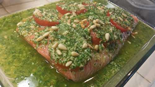 Filet de saumon a la tomate et pesto de cerfeuille