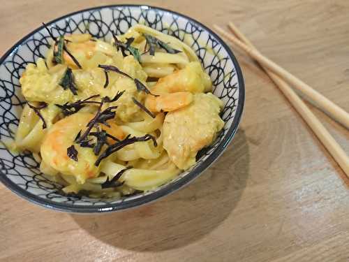 Nouilles chinoise, suprêmes de volaille et  crevettes au curry et coco