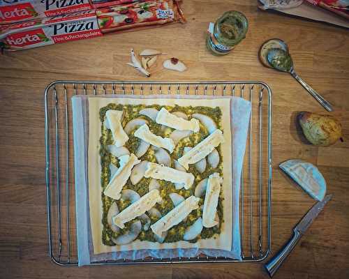 Pizza au pesto d’ail d’ours, poire et camembert