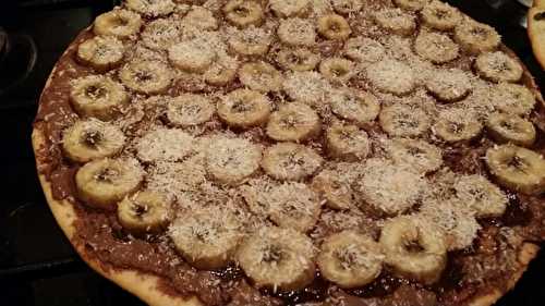 Pizza dessert: chocolat banane noix de coco