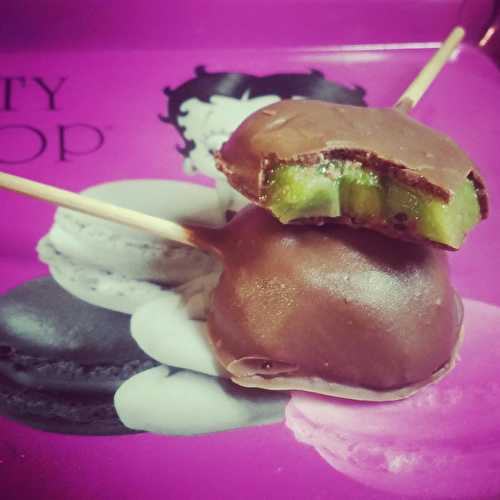 Sucettes de kiwi au chocolat