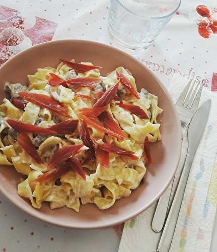 Tagliatelles maison aux champignons et jambon cru