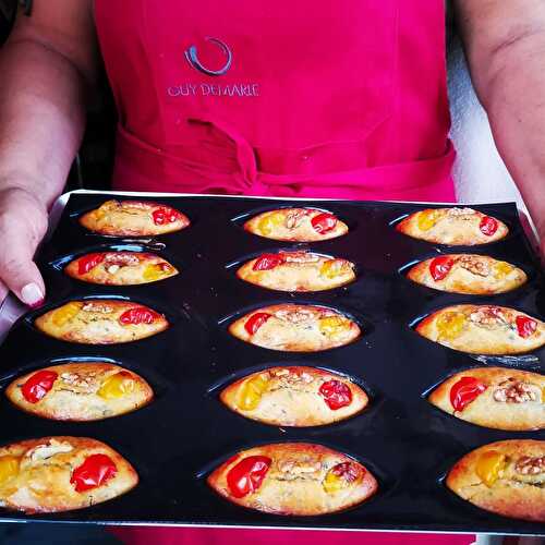 Barquettes apéritives fondantes au Saint-Agur, tomates cerise et noix