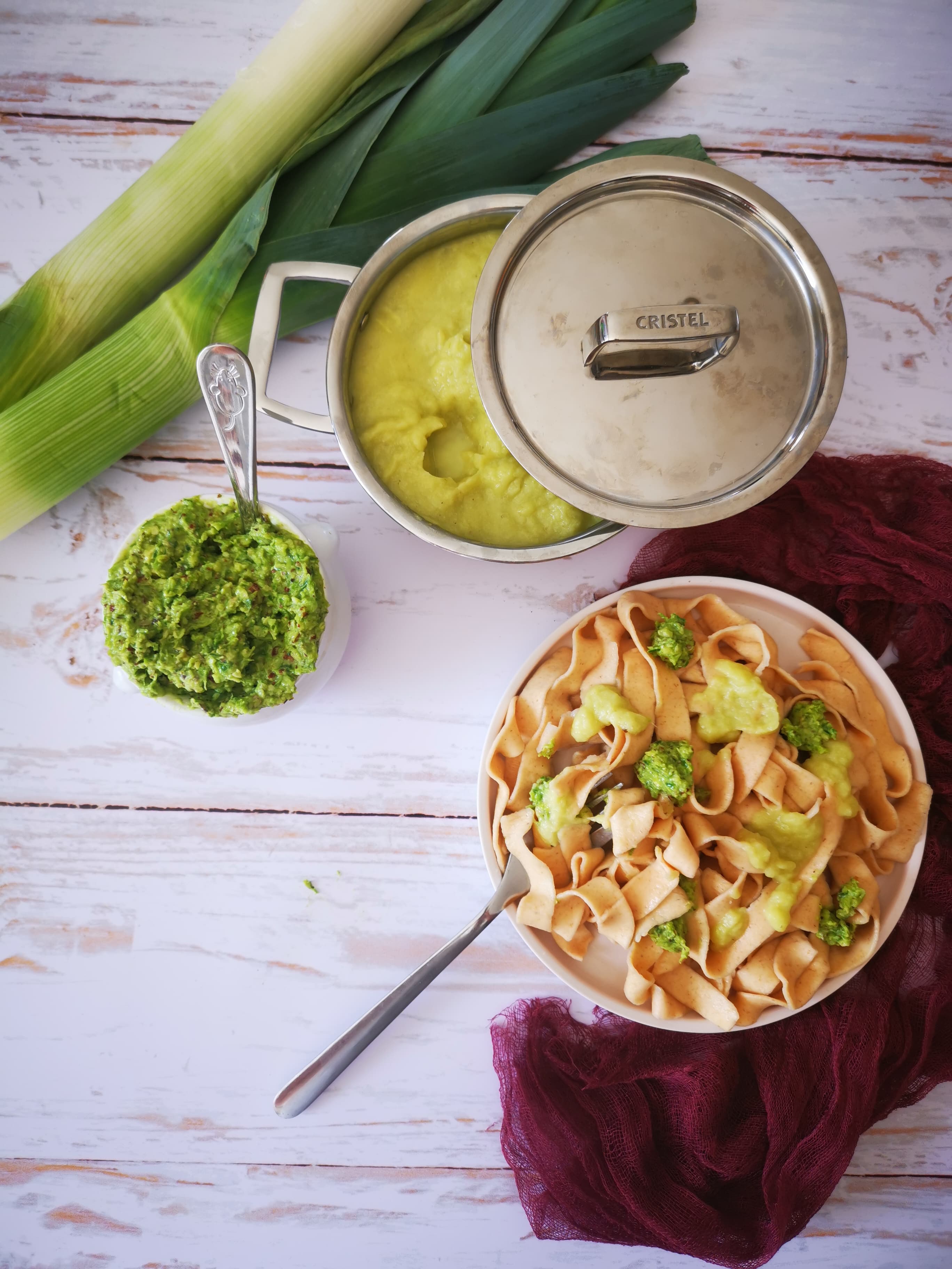 Tagliatelles aux lentilles corail, pesto au vert de poireaux et sauce crémeuse au blanc de poireaux