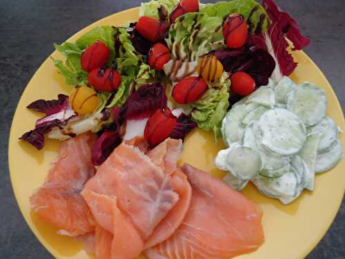 Assiette saumon fumé et crudités