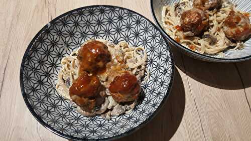 Boulettes de boeuf caramélisées aux spaghettis sauce champignons et fourme d’Ambert