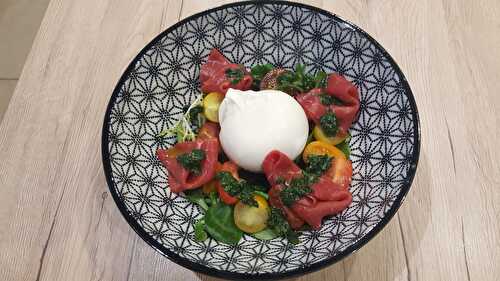 Burrata au basilic, tomates cerise et carpaccio