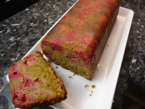 Cake au thé matcha et framboises