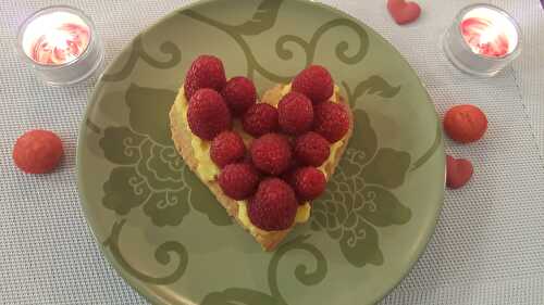 Cœur sablé aux framboises avec crémeux au chocolat blanc