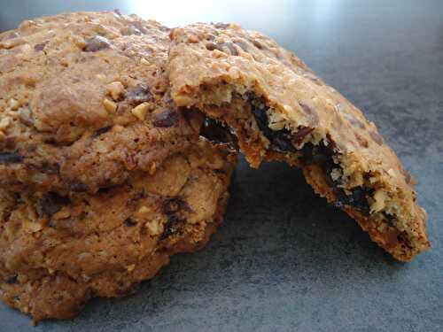 Cookies au chocolat au lait et pépites de nougatine fourrés à la pâte à tartiner