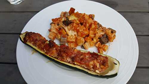 Courgettes farcies aux saucisses, feta et tomates confites