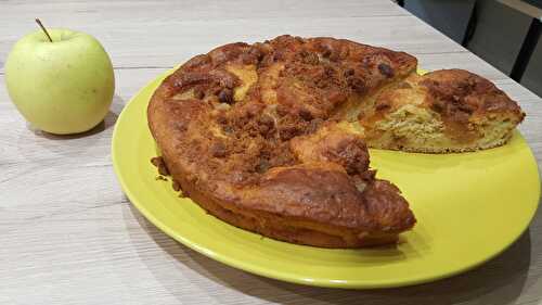 Gâteau aux pommes, spéculoos et caramel beurre salé