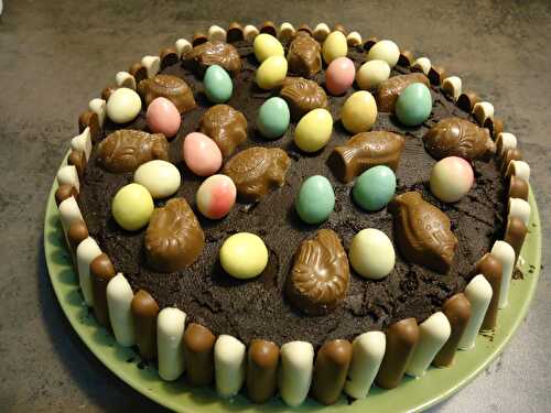 Gâteau de pâques au chocolat et fruits rouges