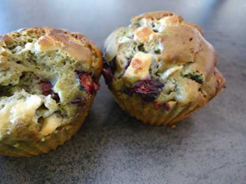 Muffins au thé matcha, cerises et chocolat blanc