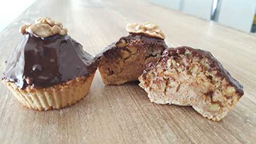 Muffins aux noix et glaçage au chocolat