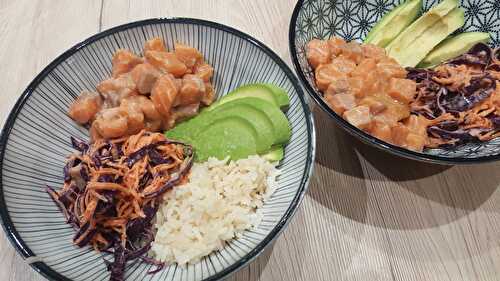 Poke bowl au saumon, coleslaw, riz et avocat