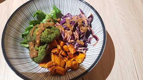 Poke bowl aux falafels d’épinards, patate douce et coleslaw avec sauce aux cacahuètes