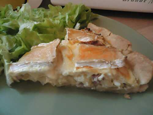 Quiche aux oignons, pommes, lardons et camembert