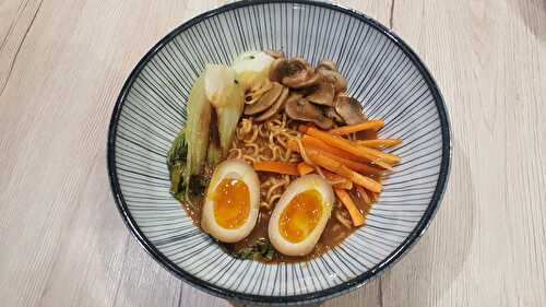 Ramen aux nouilles, œufs et légumes