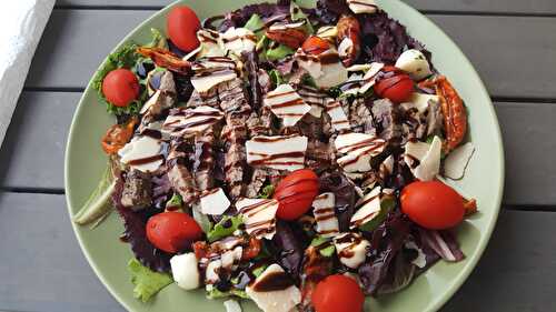 Salade au boeuf grillé avec un air italien