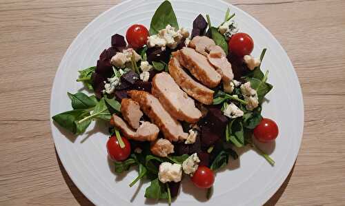 Salade poulet, épinard, betterave et roquefort