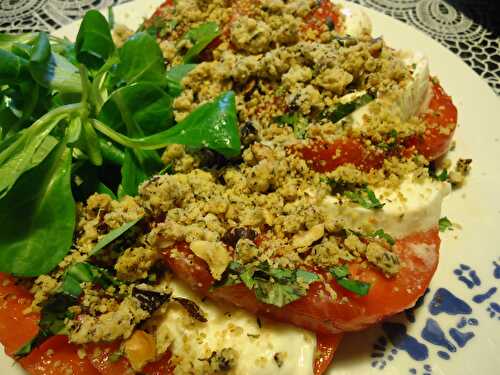 Tomate-mozza avec son crumble à la noisette, thym, olives