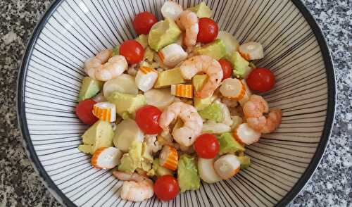 Salade de pâtes aux crevettes et surimi