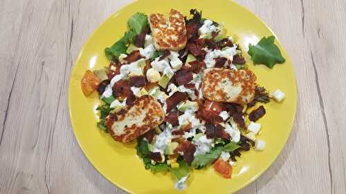 Salade halloumi, bacon, avocat et vinaigrette à la ciboulette