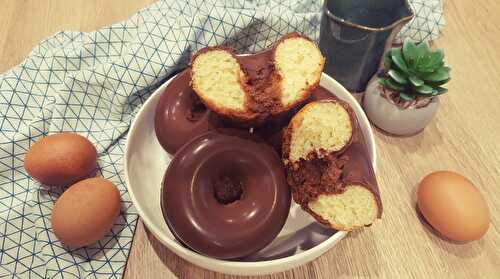 Donuts marbré avec sa coque en chocolat
