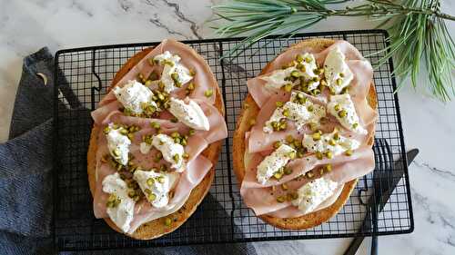 Bruschetta à la mortadella, provoletta, burrata et éclats de pistache