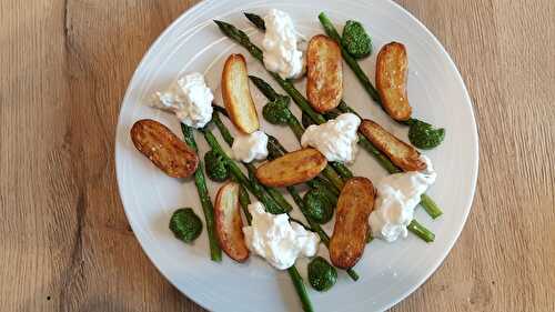 Salade de pommes de terre grenailles, asperges et straciatella