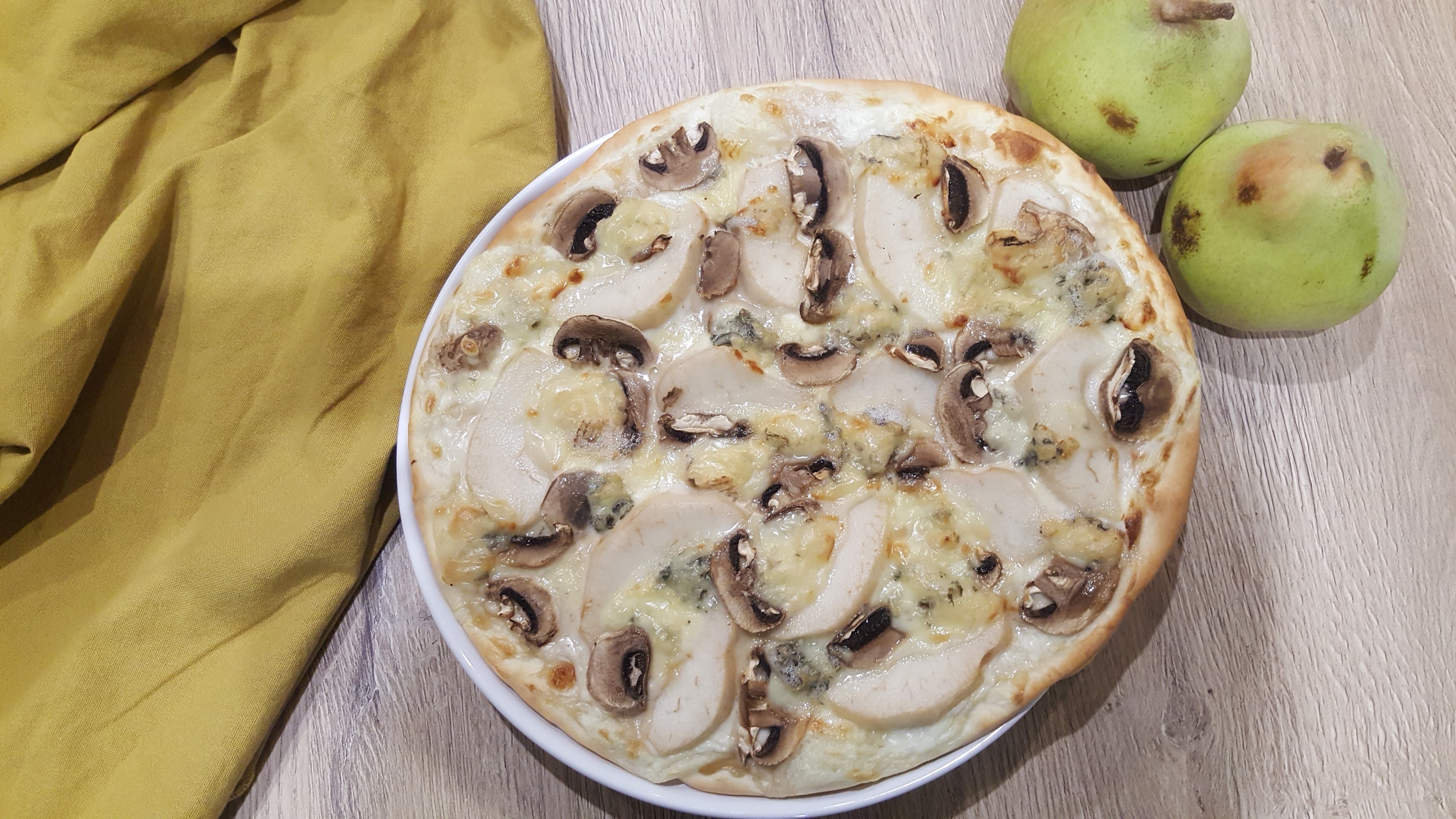 Pizza poires, champignons et gorgonzola