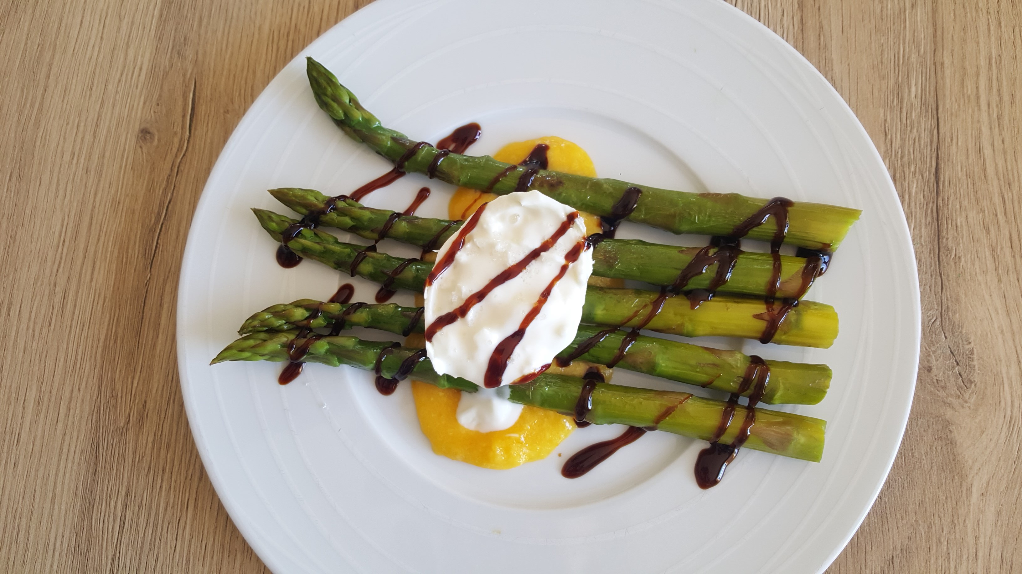 Asperges vertes avec sauce aux jaunes d’oeufs