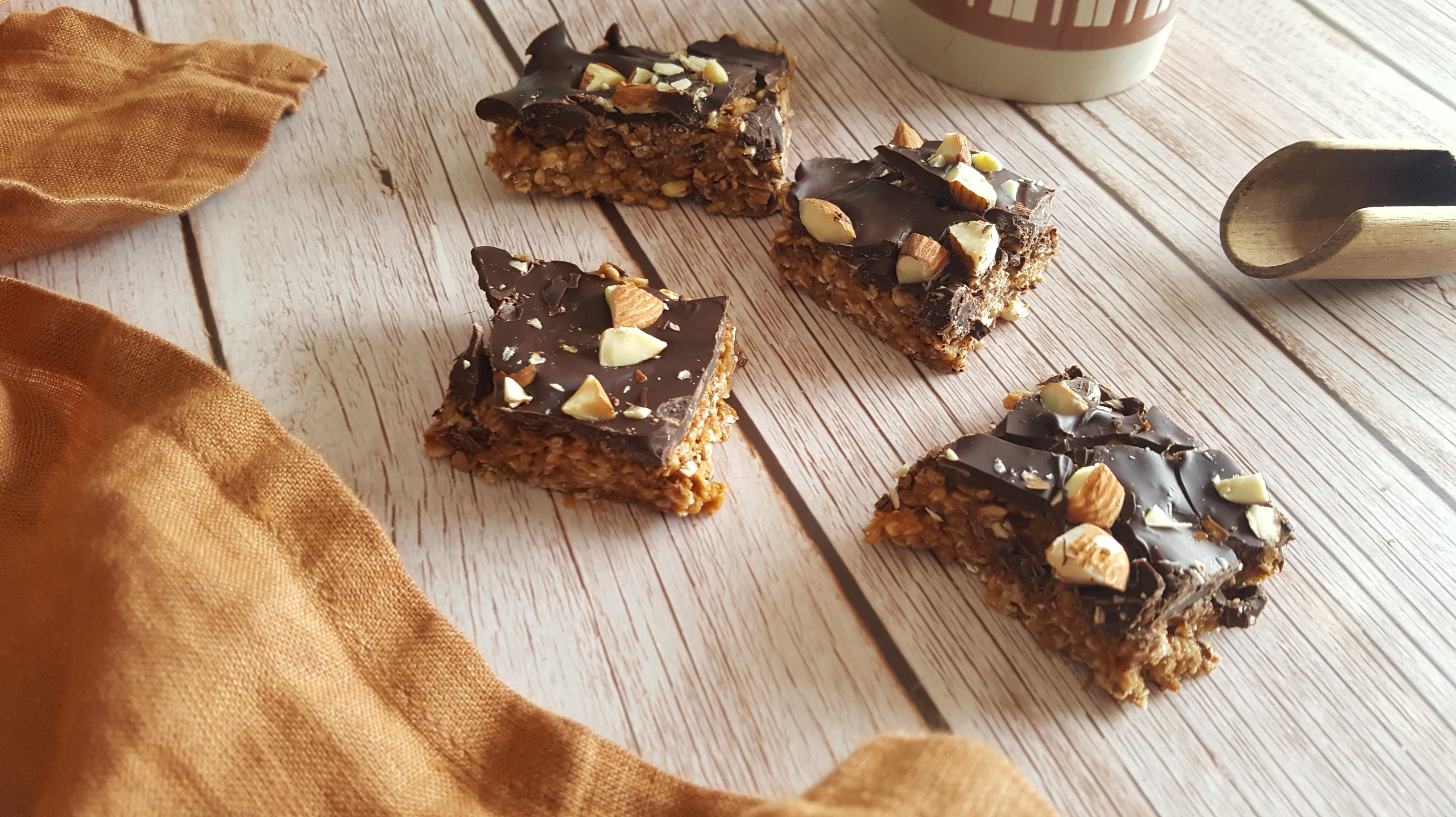 Carré avoine , pâte de cacahuètes , amandes et chocolat