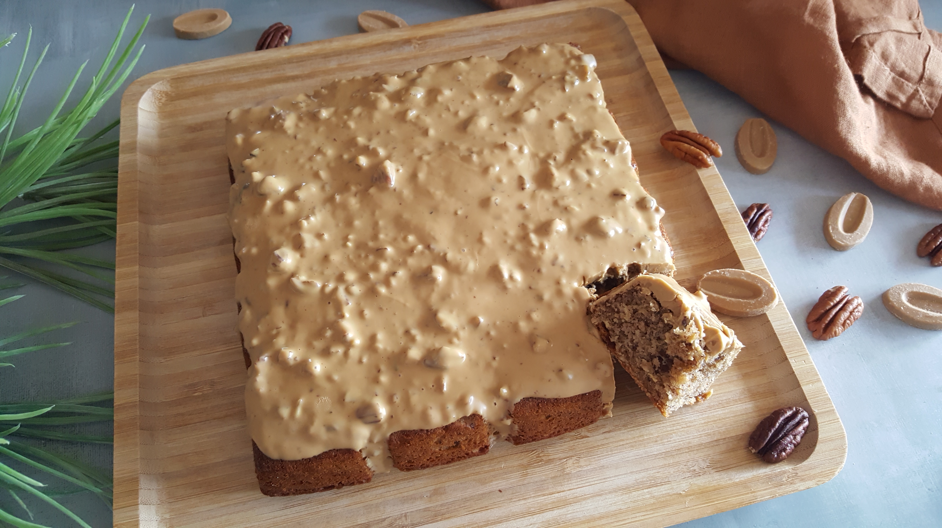 Cake aux noix de pécan glaçage rocher au chocolat Dulcey