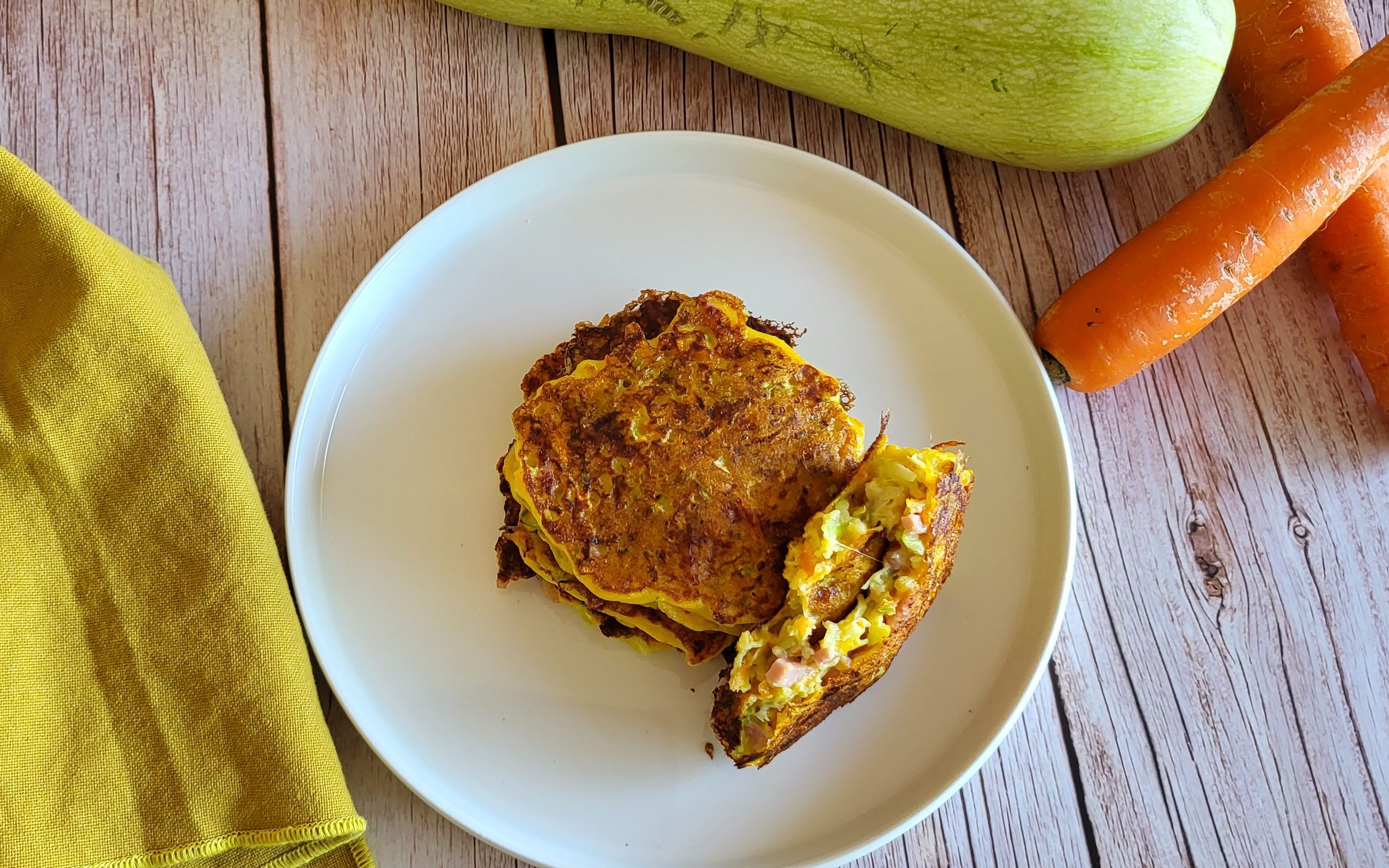 Galettes courgettes carottes fourrées à la mozzarella et jambon