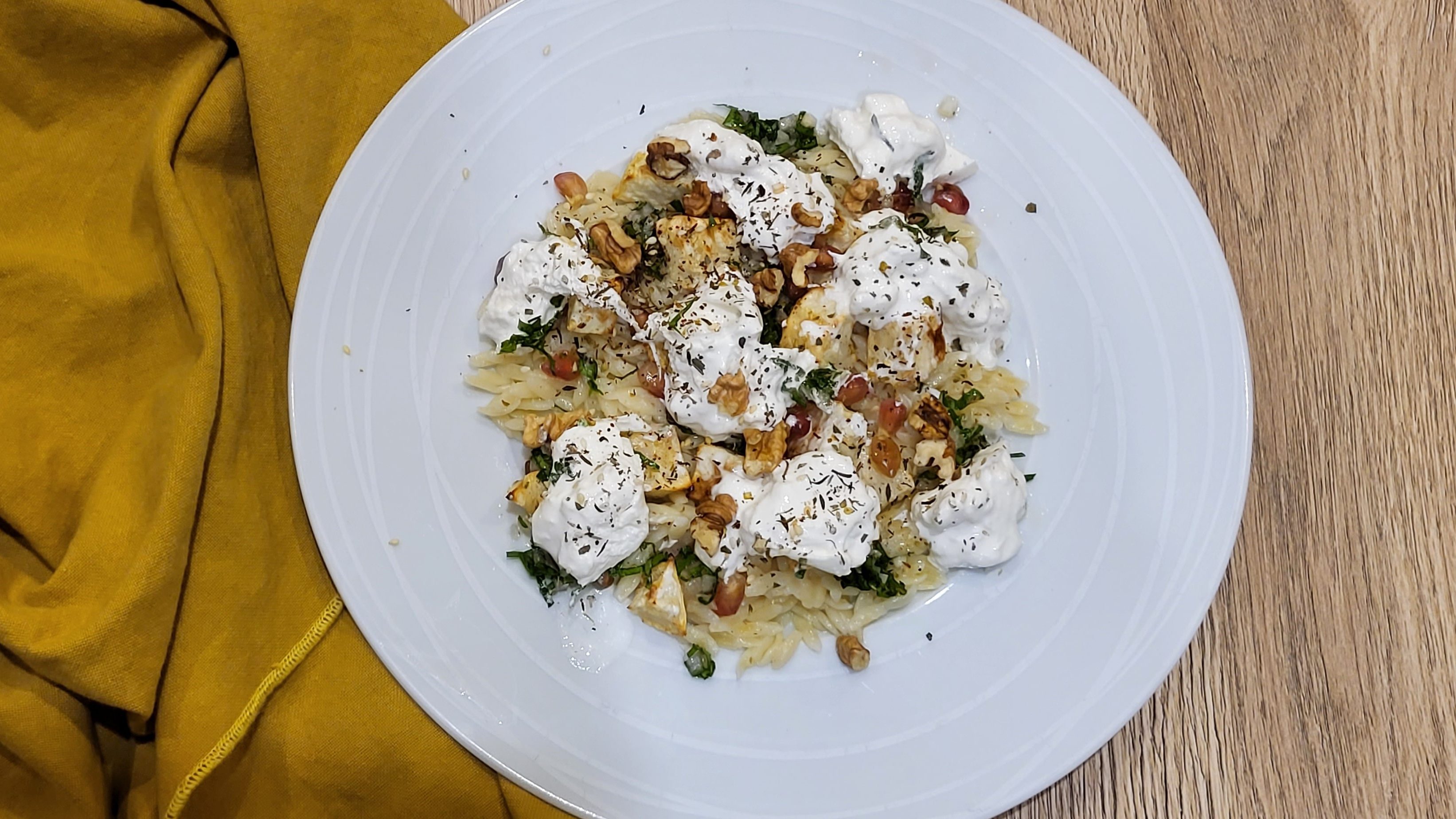 Salade d’orzo au céleri-rave rôti, grenade, zaatar et menthe