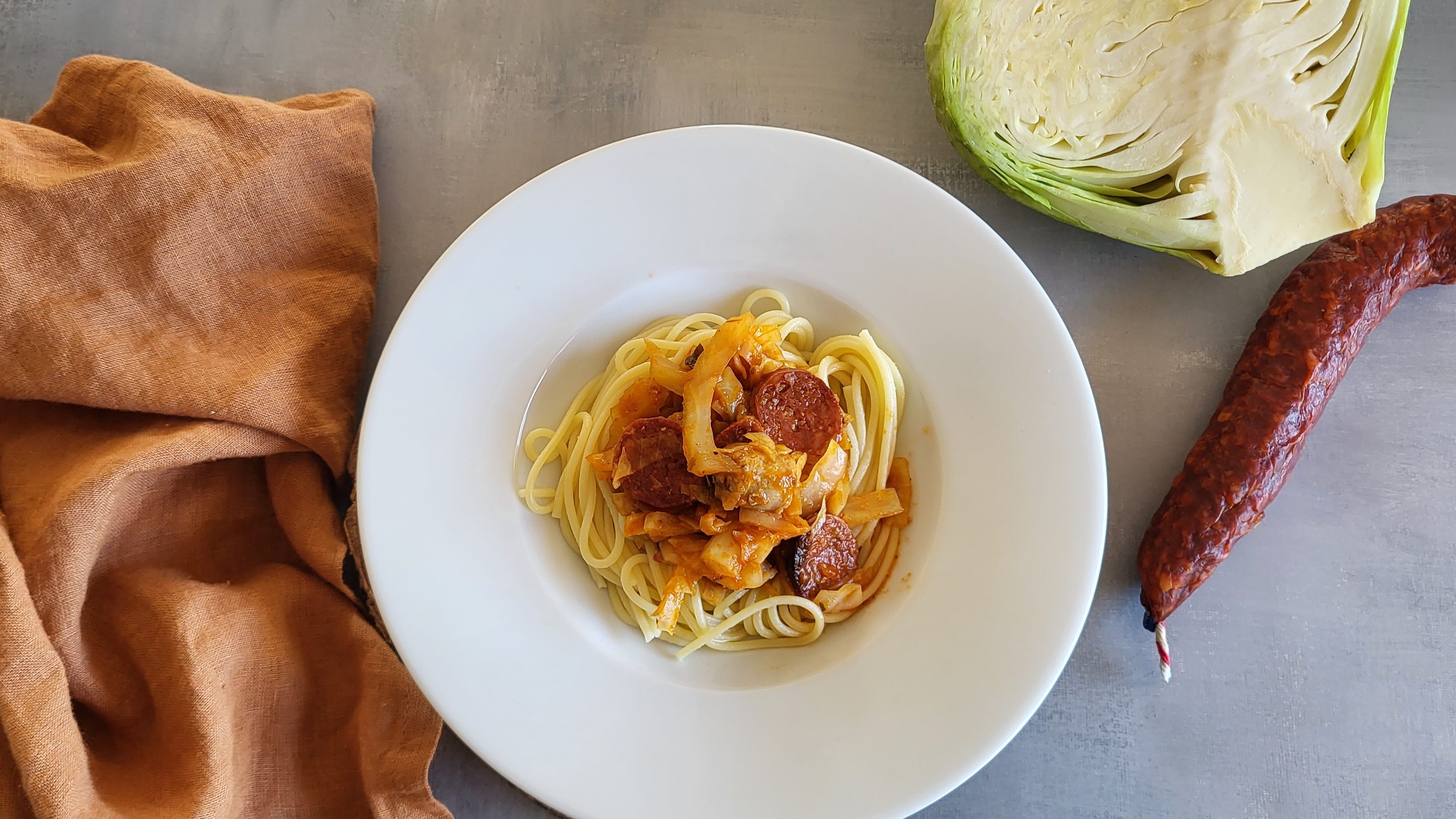 Spaghettis au chou blanc, chorizo et saucisses