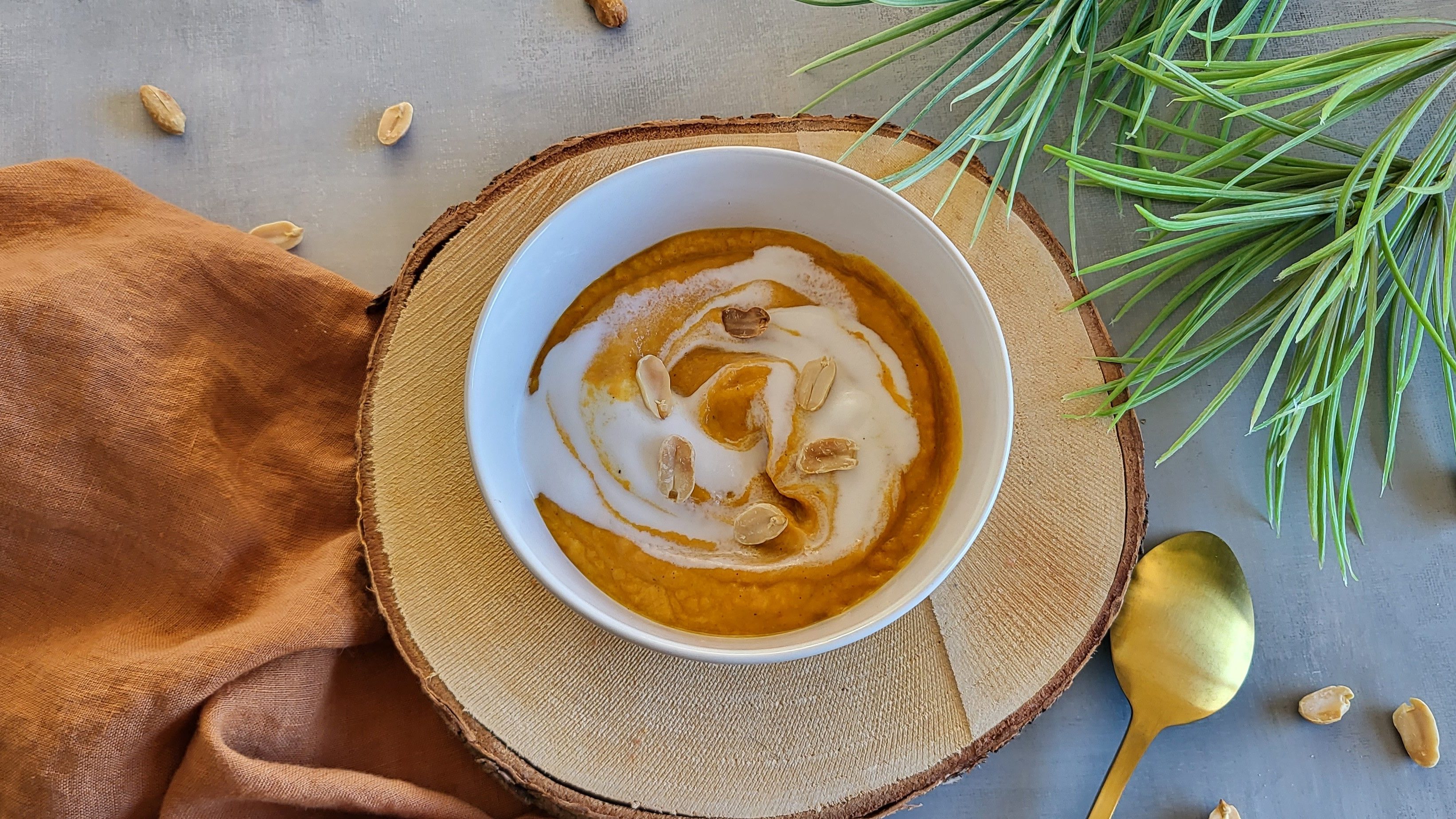 Velouté de patate douce, carotte et cacahuètes