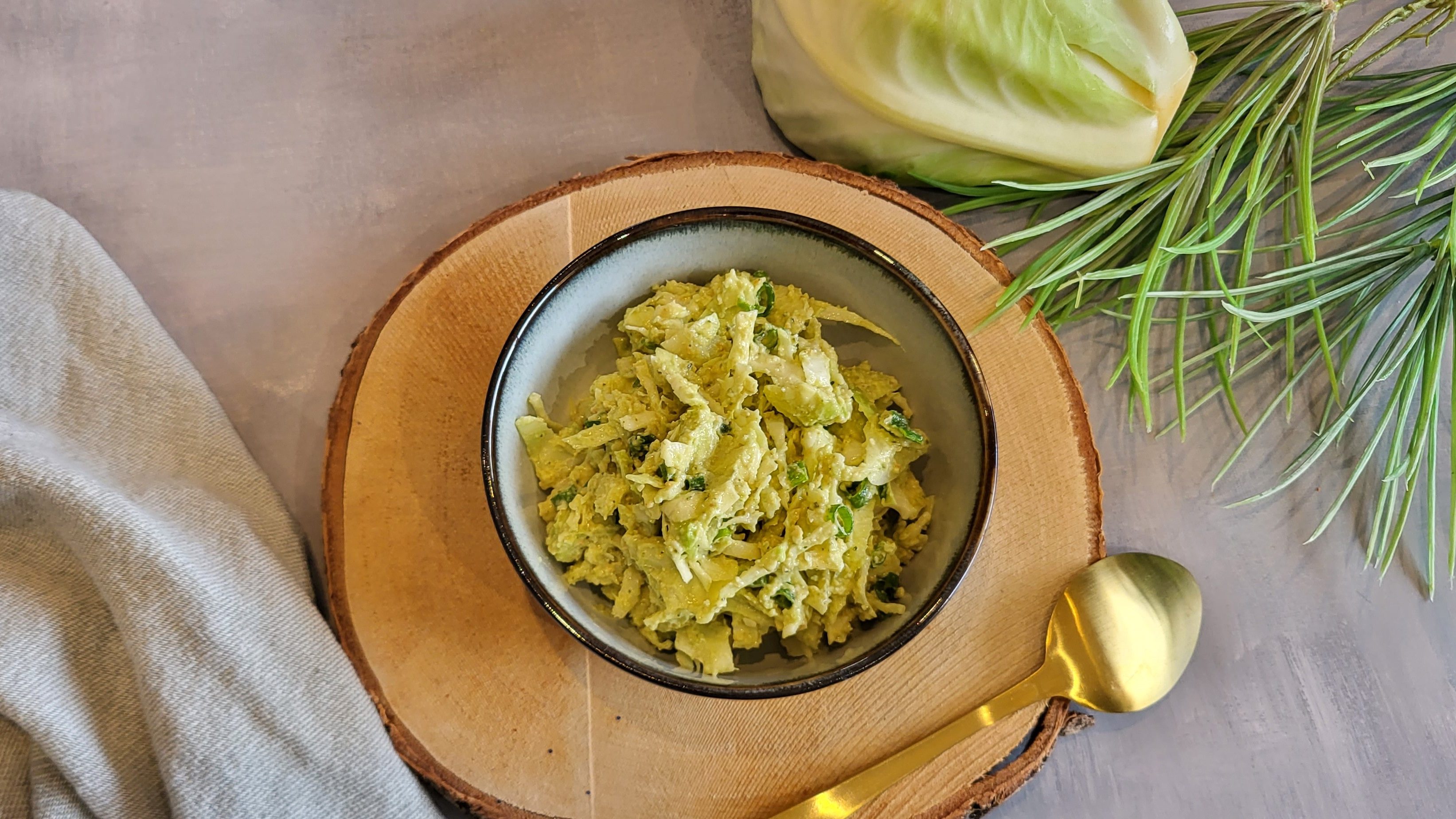 Salade de chou blanc et avocat