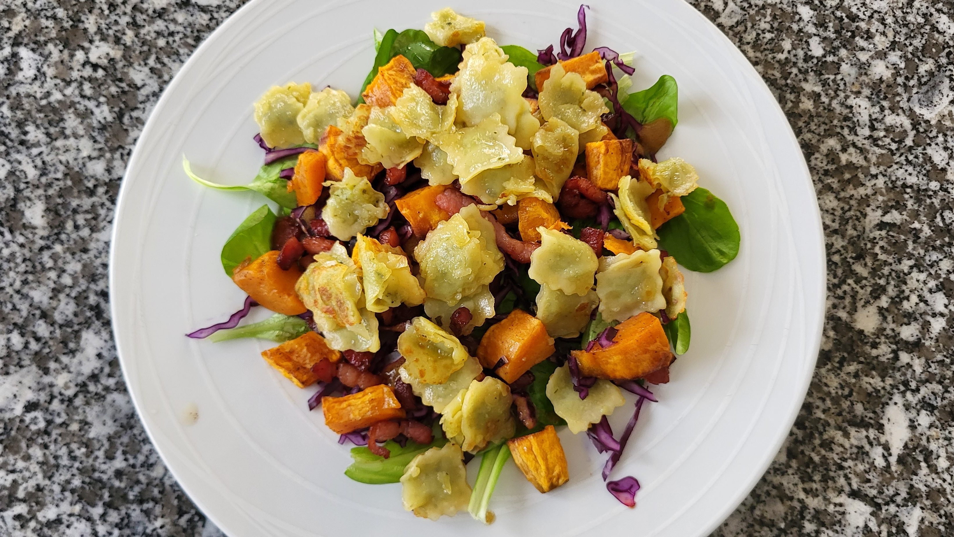 Salade hivernale aux ravioles poêlées