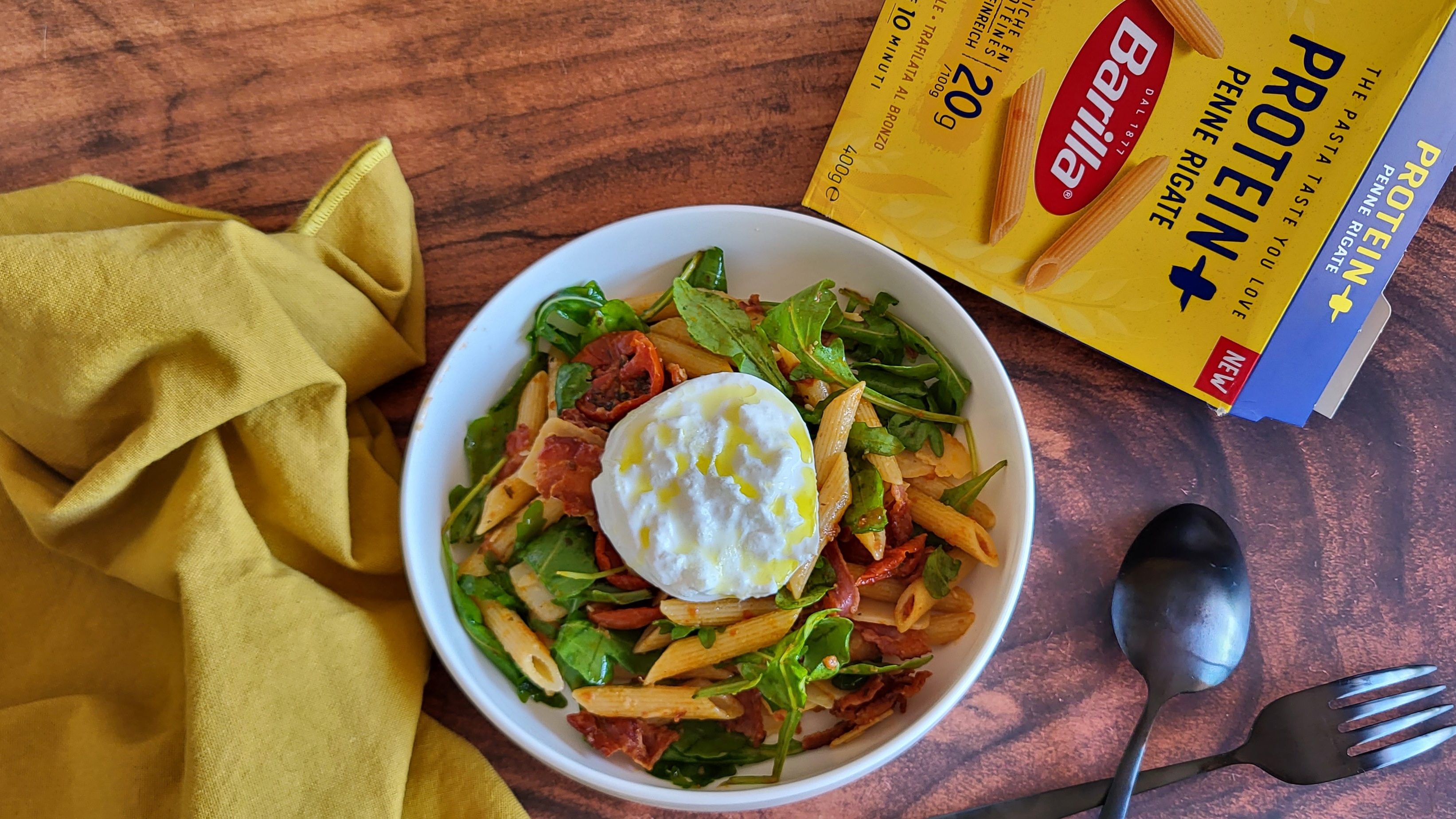 Penne pesto rosso & bacon croustillant : prêt en 15 min !