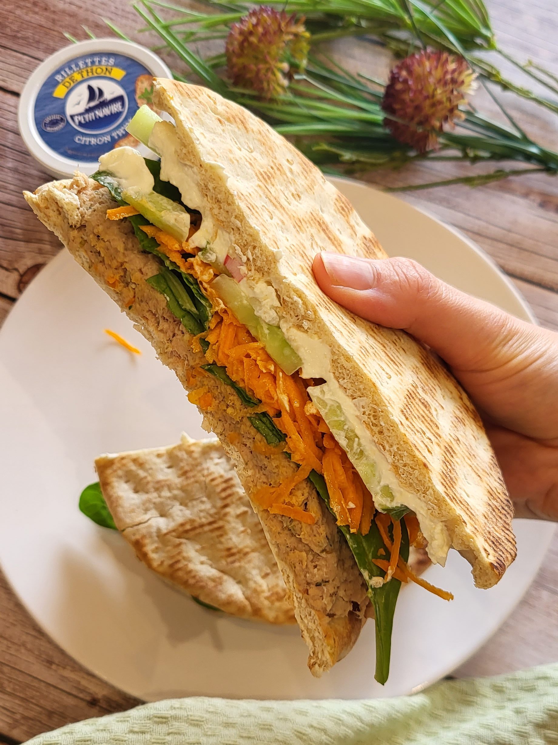 Pain suédois aux rillettes de thon et crudités