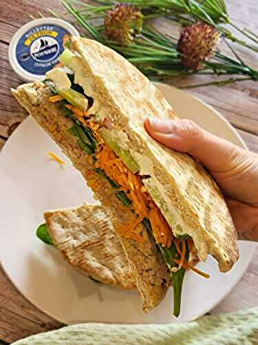 Pain suédois aux rillettes de thon et crudités