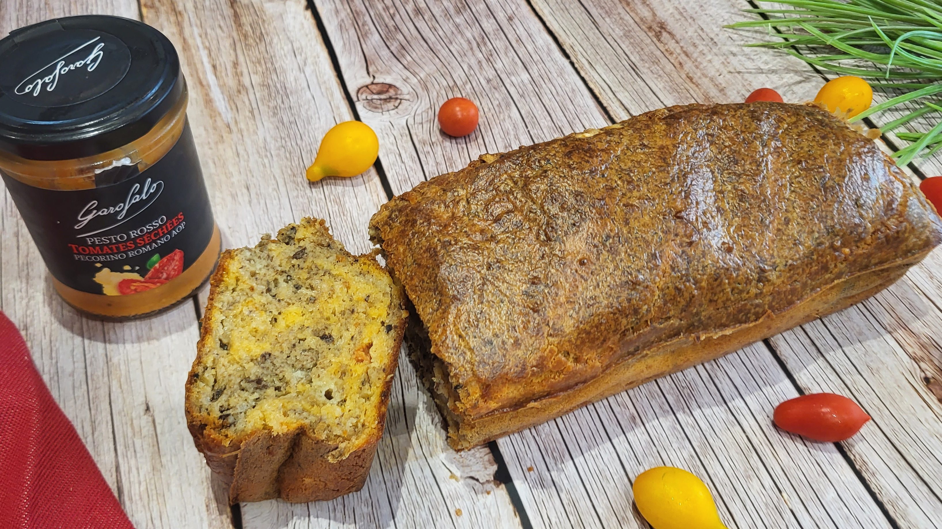 Cake marbré salé pesto rosso & tapenade