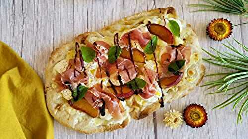 Pinsa nectarines et burrata