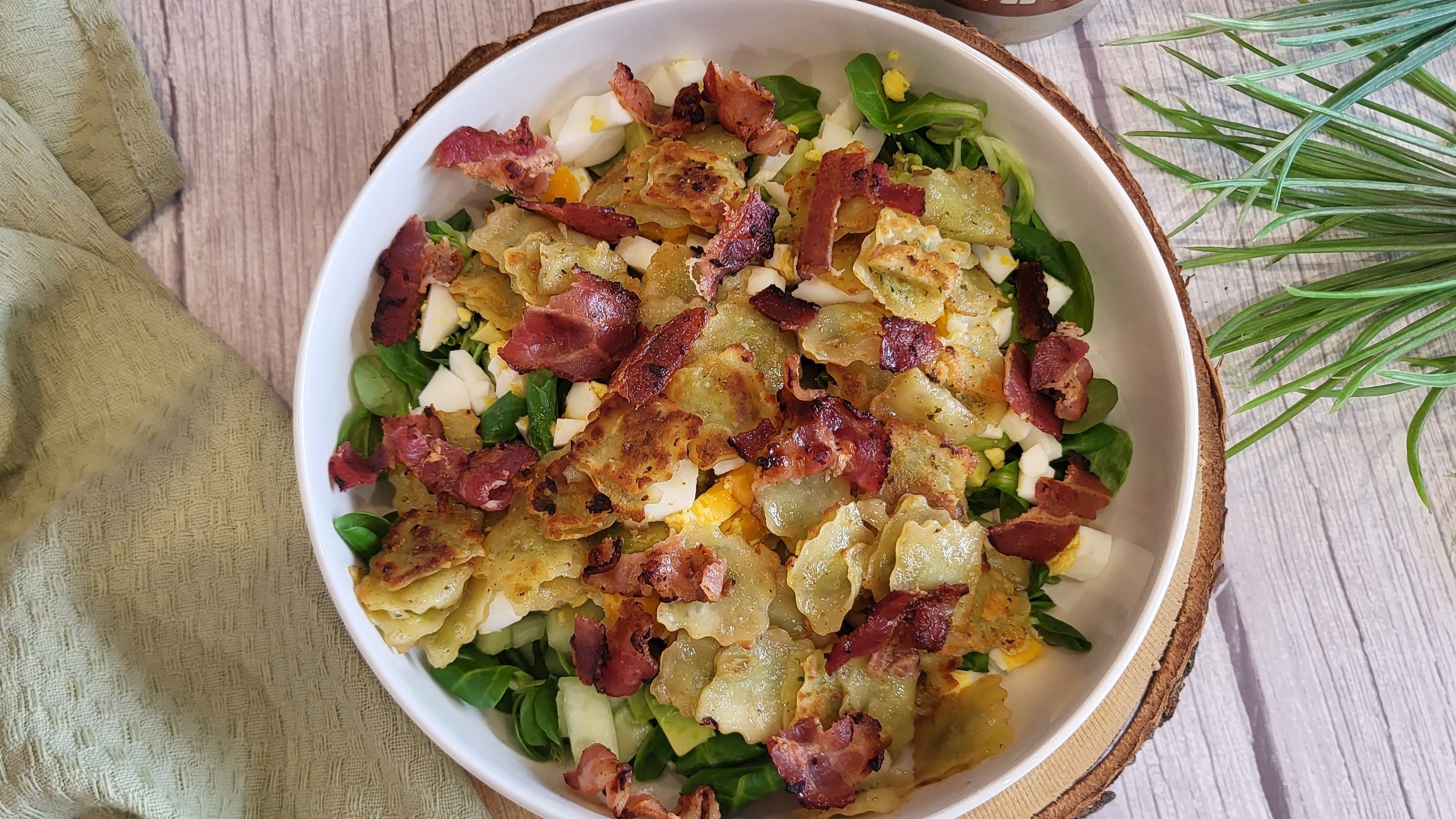 Salade verte de ravioles et bacon